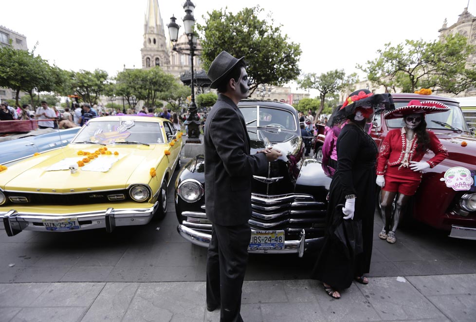 Los autos clásicos estaban adornados con flores de cempasúchil y los conductores iban vestidos de catrinas y la muerte.