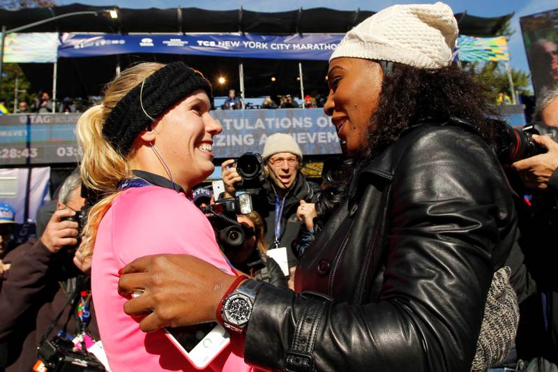 Caroline Wozniacki es felicitada por  Serena Williams tras cruzar la meta del Maratón de Nueva York  