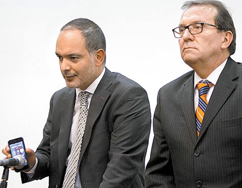 Comunicación con el jefe de Gobierno mediante celular. 