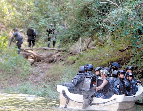 Zarparon 12 lanchas con medio centenar de hombres, rifles y machetes. 
