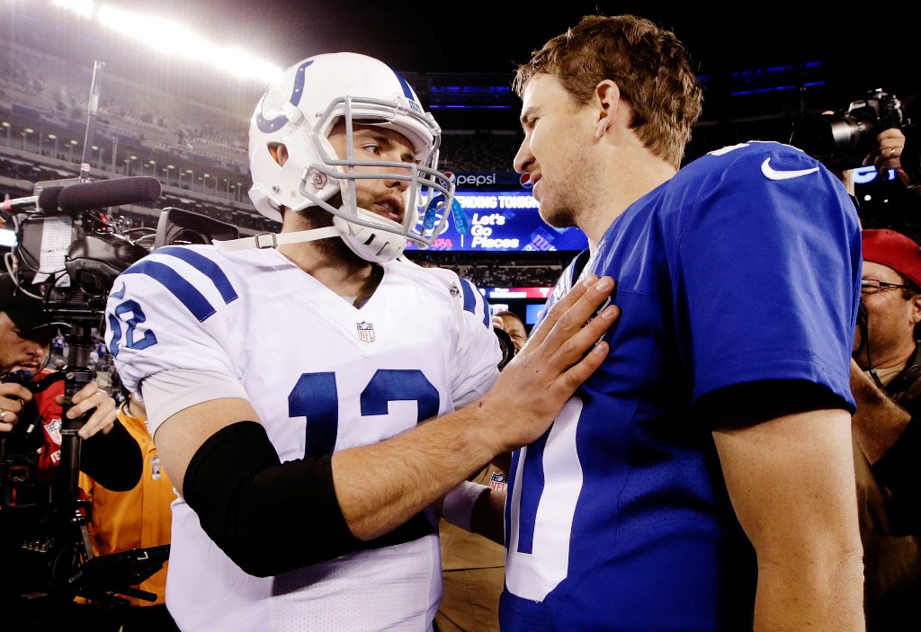 Andrew Luck conversa con Eli Manning después del duelo 