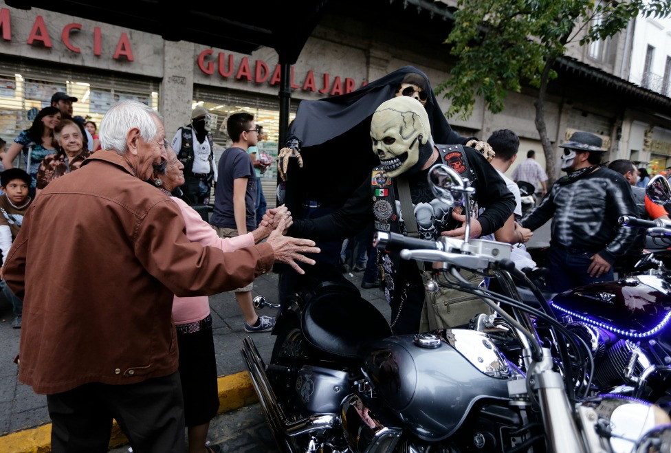 Autos clásicos roban miradas en el Centro