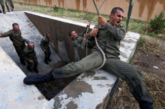 Combatientes kurdos peshmerga se entrenan en las instalaciones de un campo en Erbil, capitán del Kurdistán iraquí 