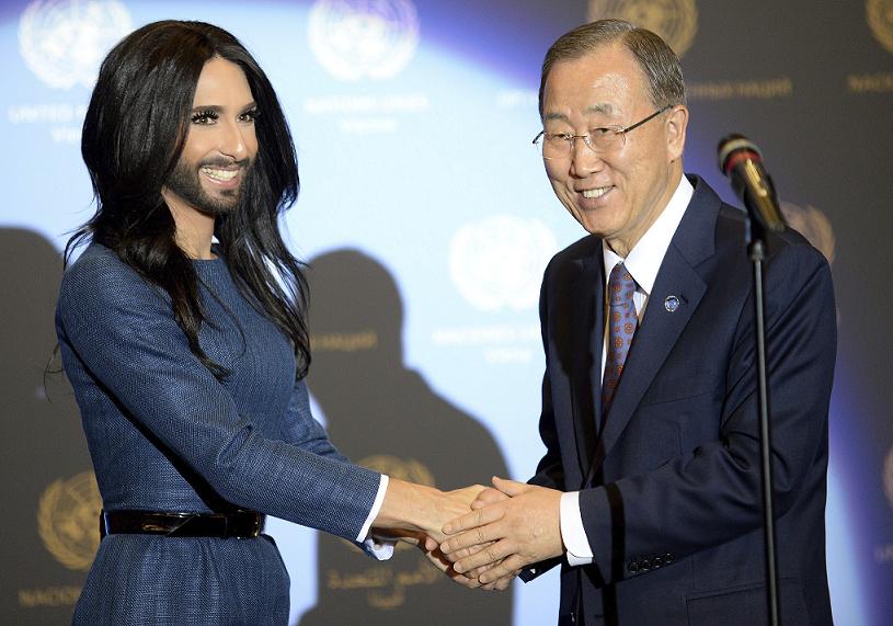 Conchita Wurst saluda al secretario general de las Naciones Unidas, Ban Ki-moon. 