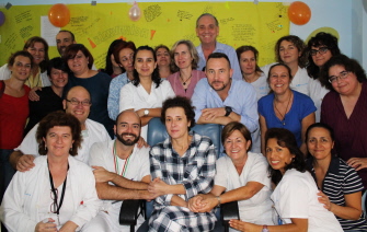 La enfermera española Teresa Romero, primera persona contagiada fuera de África, con compañeros del hospital en Madrid, libre del ébola