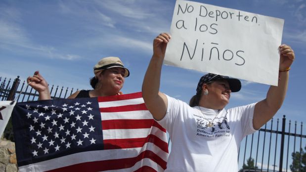Manifestantes hispanos protestan contra las deportaciones ante la Casa Blanca