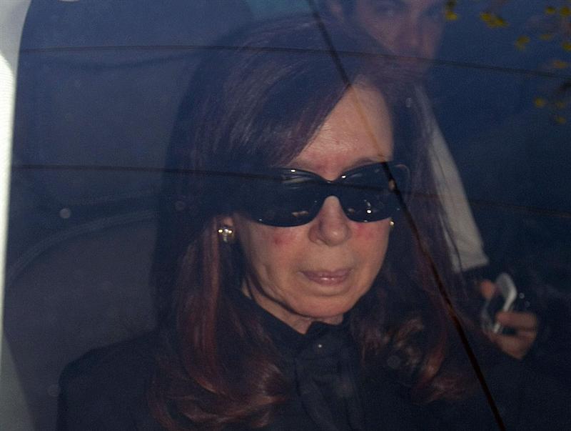 La presidenta argentina, Cristina Fernández de Kirchner, durante su ingreso en un hospital de Buenos Aires el pasado julio
