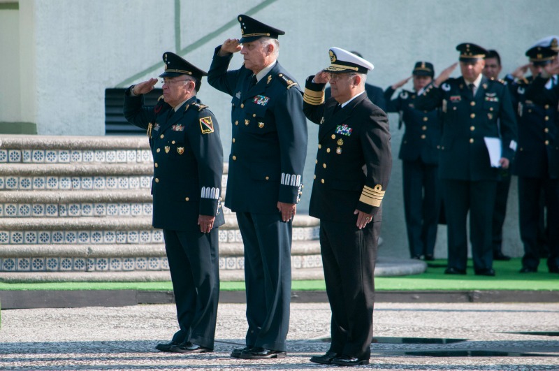 El general Salvador Cienfuegos en la ceremonia de izamiento de la bandera de México en el Asta Monumental del Campo Militar "Marte".