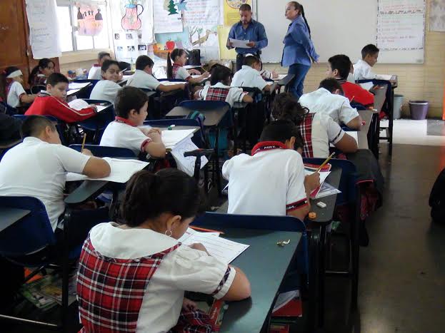 Son entre 20 y 27 alumnos los que son encuestados por el grupo, al igual que maestros y directivos de las escuelas.