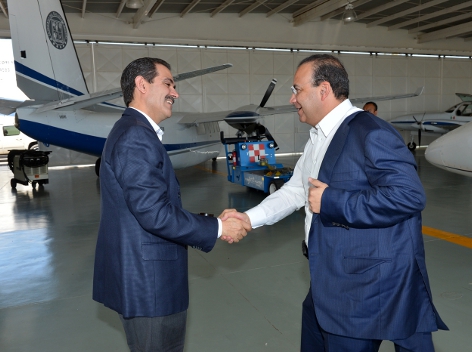 El gobernador Guillermo Padrés recibe en el hangar de gobierno en esta capital a Alfonso Navarrete, comisionado presidencial para atender la crisis de