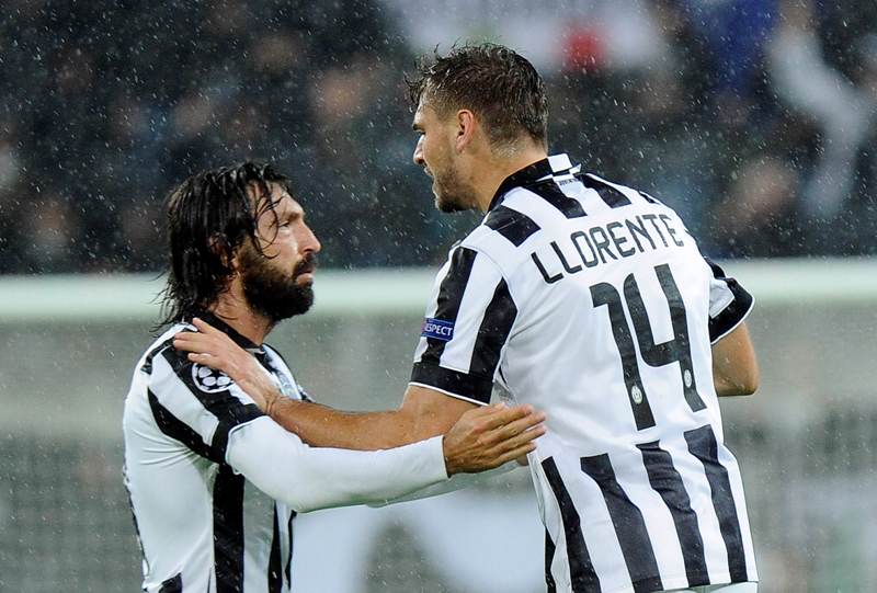 Llorente celebra con Pirlo su gol 