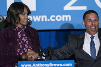 Michelle Obama (i), con el gobernador demócrata de Maryland, Anthony Brown, candidato a la reelección, en un acto electoral hoy en Baltimore