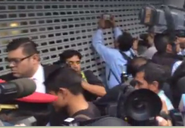 Padres de los 43 normalistas desaparecidos el pasado 26 de septiembre acudieron a las oficinas centrales de la Procuraduría General de la República (P