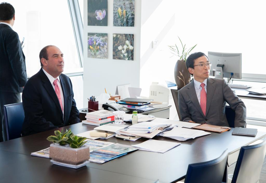 Con el representante de la Federación de Industrias de Corea, encabezados por Seungcheol Lee.