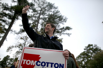 El republicano Tom Cotton, candidato al Senado por Arkansas saluda a la gente al llegar hoy al centro electoral en Little Rock