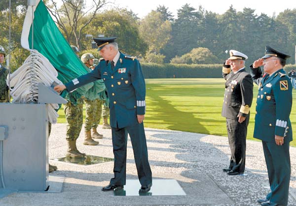 Rindió honores a la bandera.