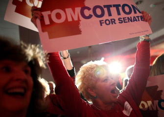 Seguidores del republicano Tom Cotton celebran su elección como senador por Arkansas en North Little Rock