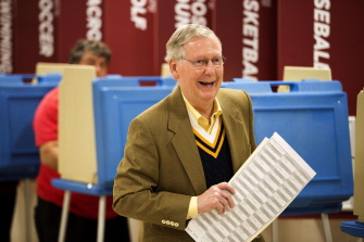 El senador republicano Mitch McConnell enseña su boleta después de votar en Bellarmine University, en Louisville, Kentucky