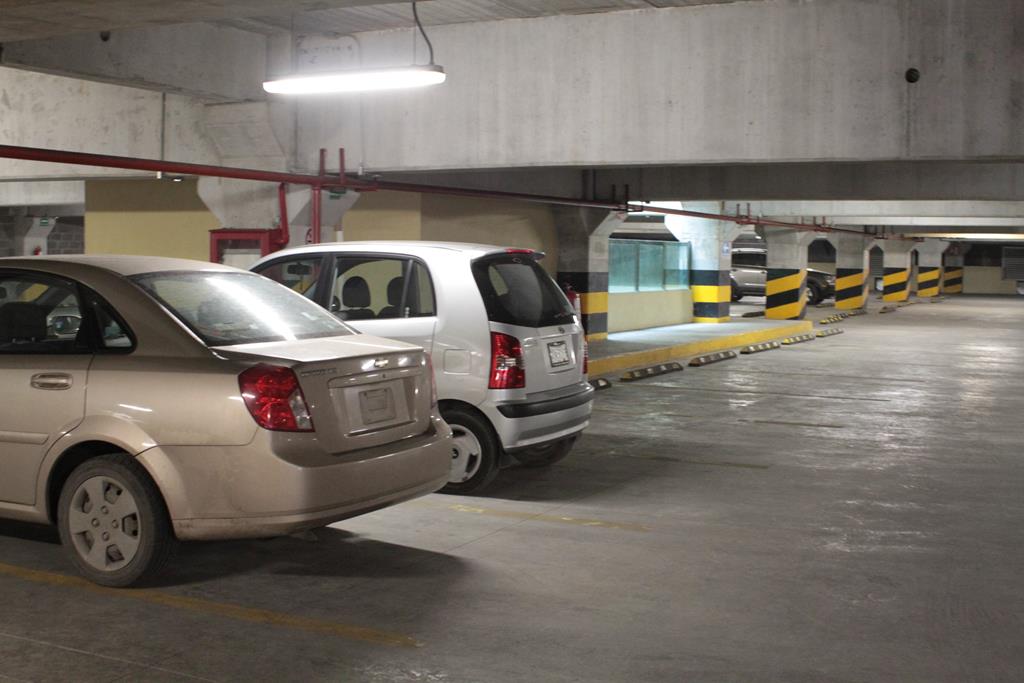 Al día solo se ocupan de 20 a 30 cajones de los 320 disponibles en el subterráneo del centro.