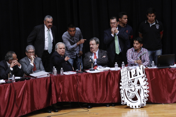 Autoridades federales, encabezadas por Fernando Serrano Migallón, César Becker, ambos representantes de la SEP, y Alejandro Ozuna, de Segob, se reunie