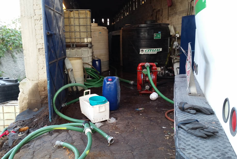 Fueron bomberos de Tlajomulco quienes descubrieron el sitio luego de recibir una llamada en la cual se alertaba de un fuerte derrame de hidrocarburo 