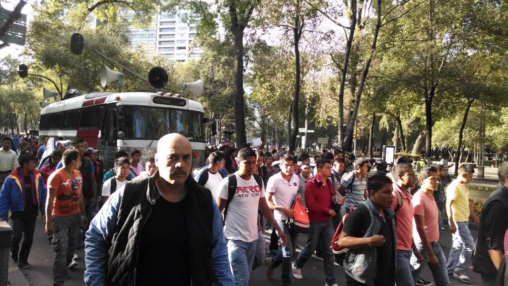 Decenas de personas se preparan para marchar hacia el Zócalo.
