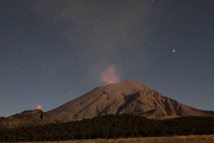 El volcán lanzó material incandescente las primeras horas de hoy