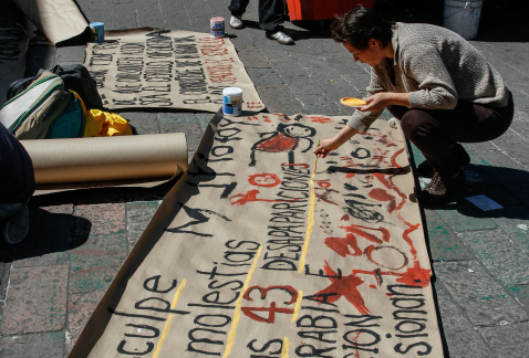 Estudiantes se han manifestado durante el día en demanda de la aparición de 43 normalistas de Ayotzinapa.
