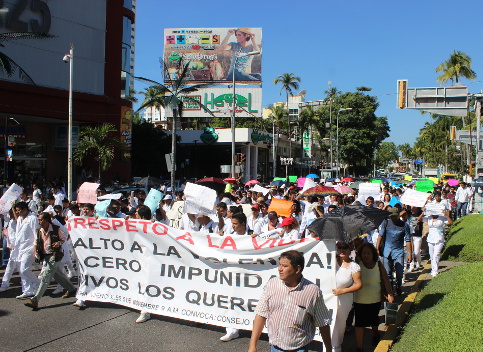 Los estudiantes de medicina marcharon sobre la Costera Miguel Alemán. 