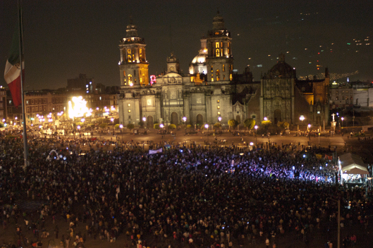 Familiares de los 43 normalistas encabezaron la manifestación que arrancó en Los Pinos y concluyó en el Zócalo.