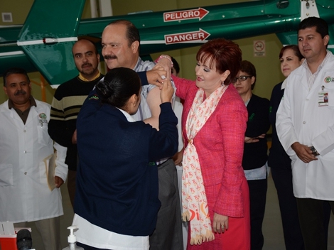 El gobernador de Chihuahua, César Duarte se vacunó contra la influenza. 