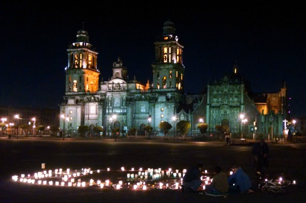 Un grupo de manifestantes formó el número 43 con velas en el Zócalo capitalino, frente a Palacio Nacional, para protestar por la desaparición de los n