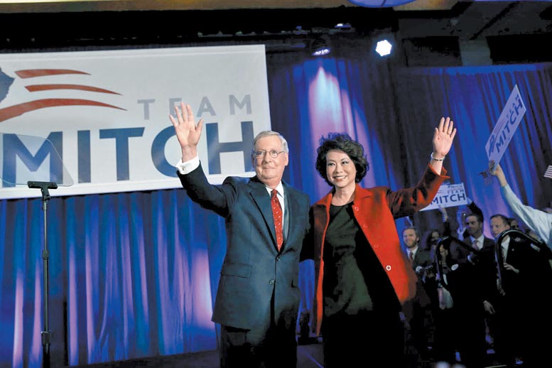 El líder de los senadores republicanos, Mitch McConnell, festeja su reelección por Kentucky.