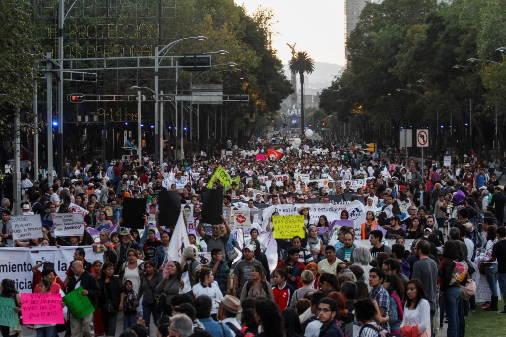 Miles participaron en la Movilización Global por Ayotzinapa.