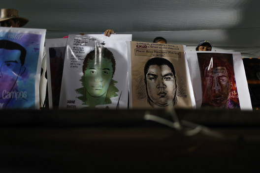 Los padres de los 43 normalistas de Ayotzinapa encabezaron la manifestación de este miércoles en la Ciudad de México.