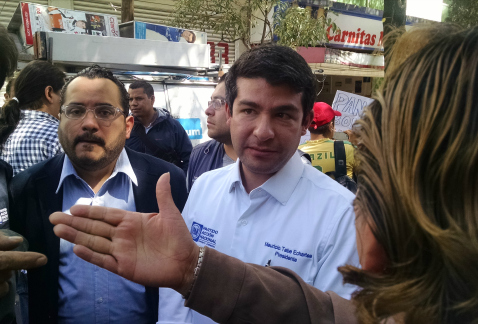El presidente del PAN-DF, Mauricio Tabe, pretendía hacer un recorrido por la colonia Escandón, pero vecinos se lo impidieron.