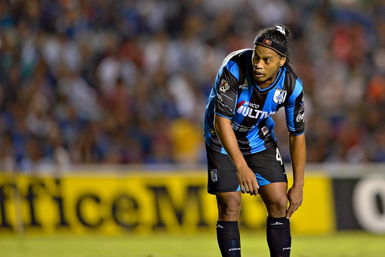 Ronaldinho juega con el Querétaro de la Liga MX 