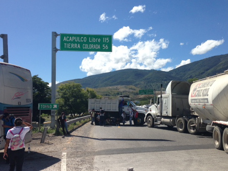 Con los rostros cubiertos, estudiantes cerraron la Autopista del Sol