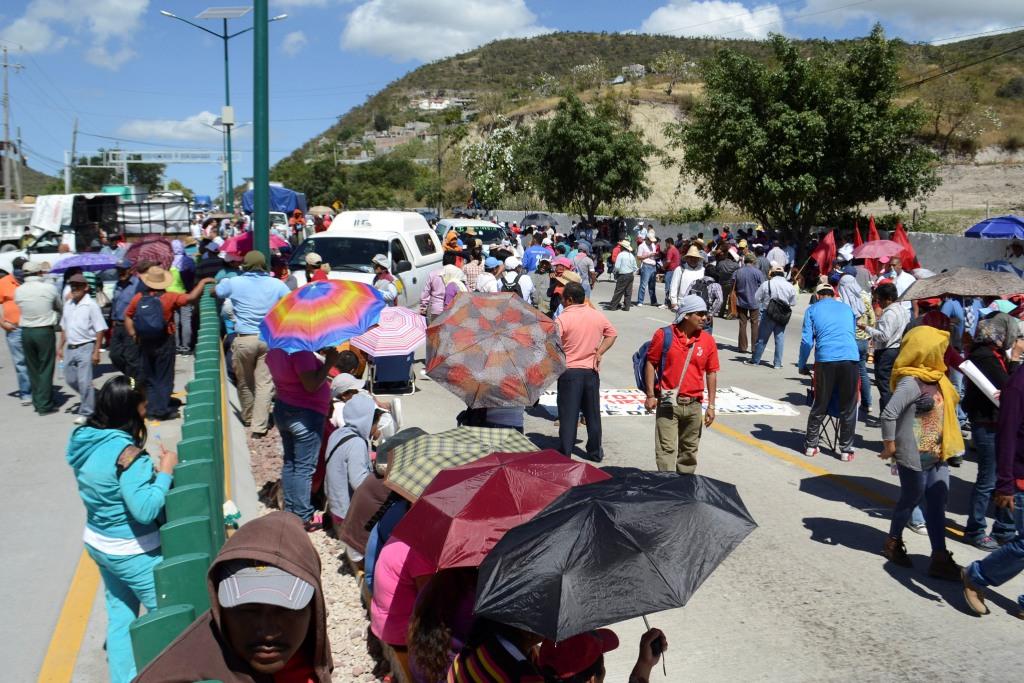 Uno de los bloqueos en Guerrero es en el Autopista del Sol.