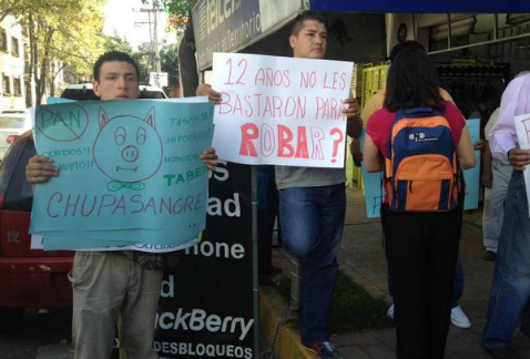 Vecinos impidieron al dirigente del PAN-DF, Mauricio Tabe, hacer un recorrido por la colonia Escandón.