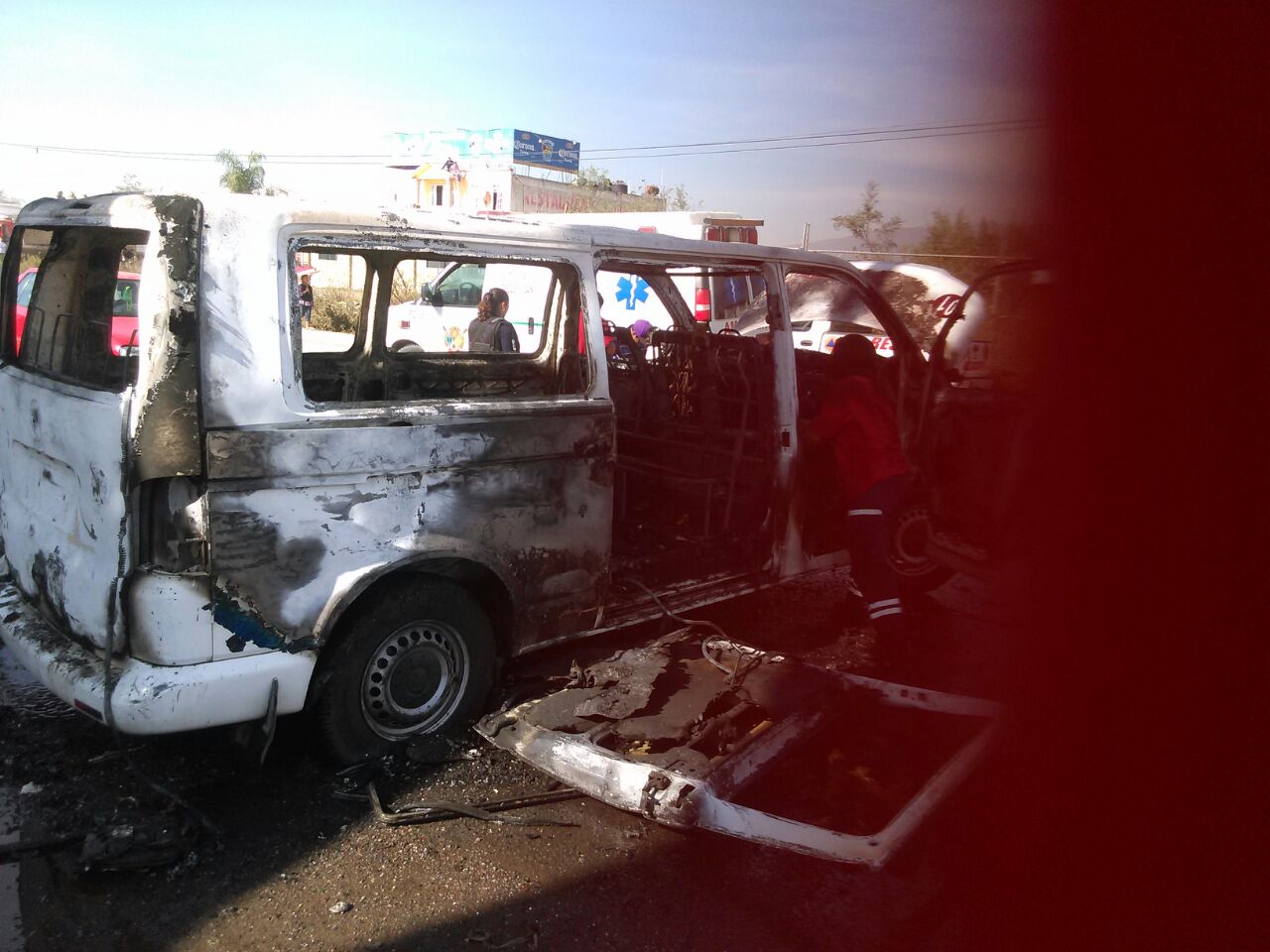Los vecinos quemaron unidades del transporte público en represalia a los constantes accidentes que provocan las obras inconclusas en la zona