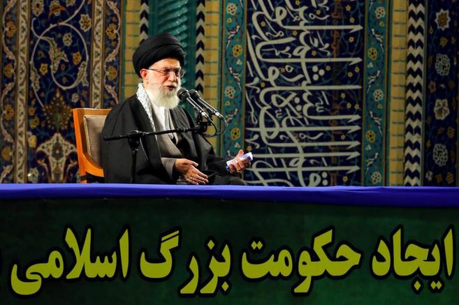 El ayatolá Ali Jamenei, durante un discurso en una mezquita en Teherán