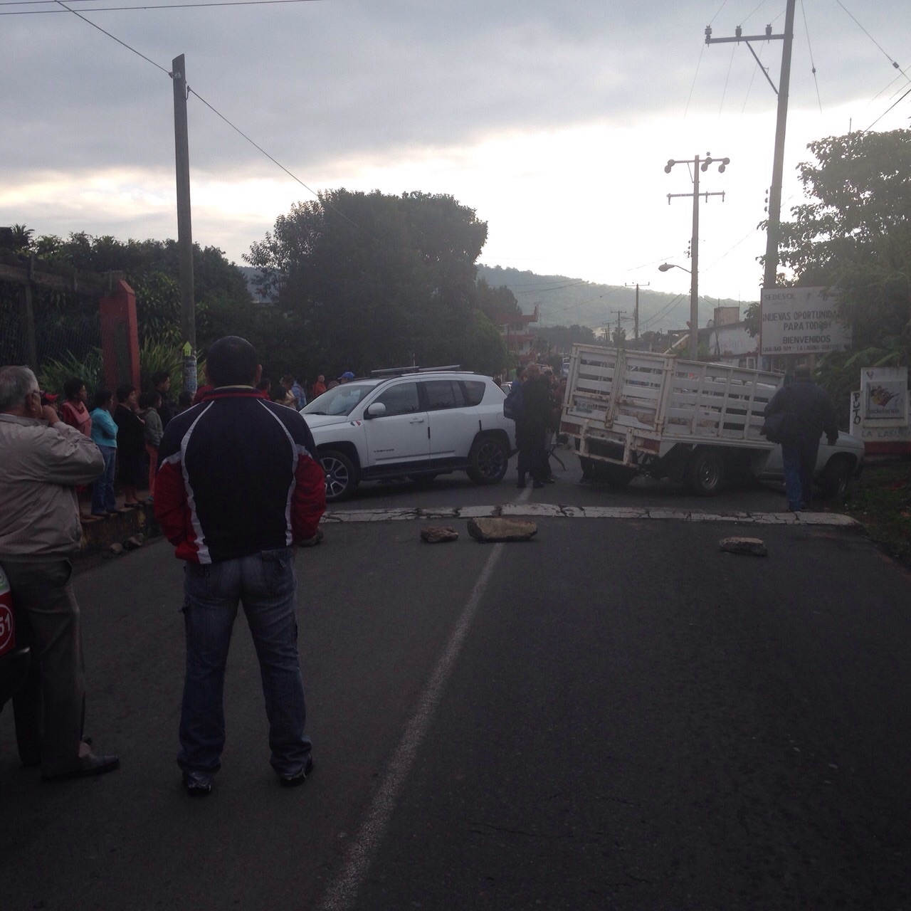 En Coatepec, cerca de la capital del estado, sobre la carretera que comunica a  Pacho Viejo habitantes bloquearon la rúa para demandar el mantenimient