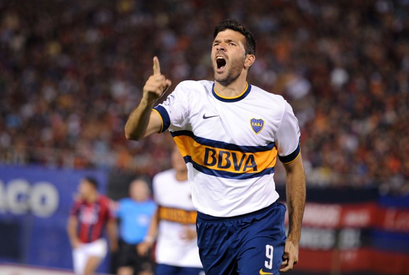 Emmanuel Gigliotti celebrando una de las anotaciones del triunfo de Boca 