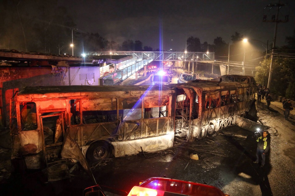 Los encapuchados atravesaron la unidad del Metrobús en Insurgente Sur 