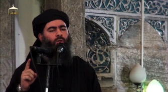 En esta imagen tomada de un video de propaganda del Estado Islámico puede verse a su líder máximo, el califa Abu Bakr al Baghdadi 