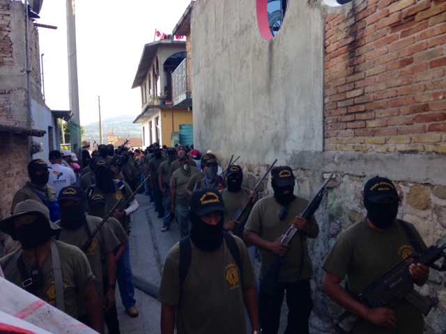 Integrantes de la Coordinadora Regional de Autoridades Comunitarias marchan en Tixtla.