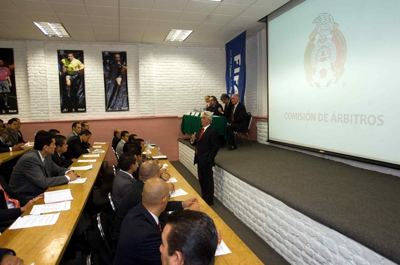 Justino Compeán en una reunión con los árbitros de la Liga Mx 