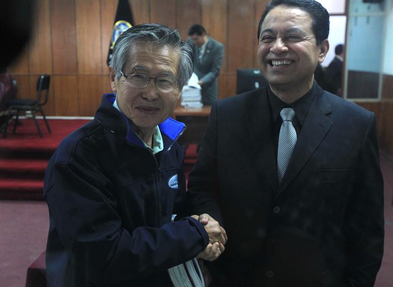 Alberto Fujimori (i) junto a su abogado, William Castillo (d), hoy al finalizar una audiencia en la Corte Suprema de Justicia, en Lima