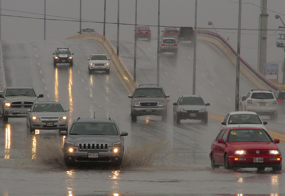 En Torreón hubo una docena de colonias con inundaciones.